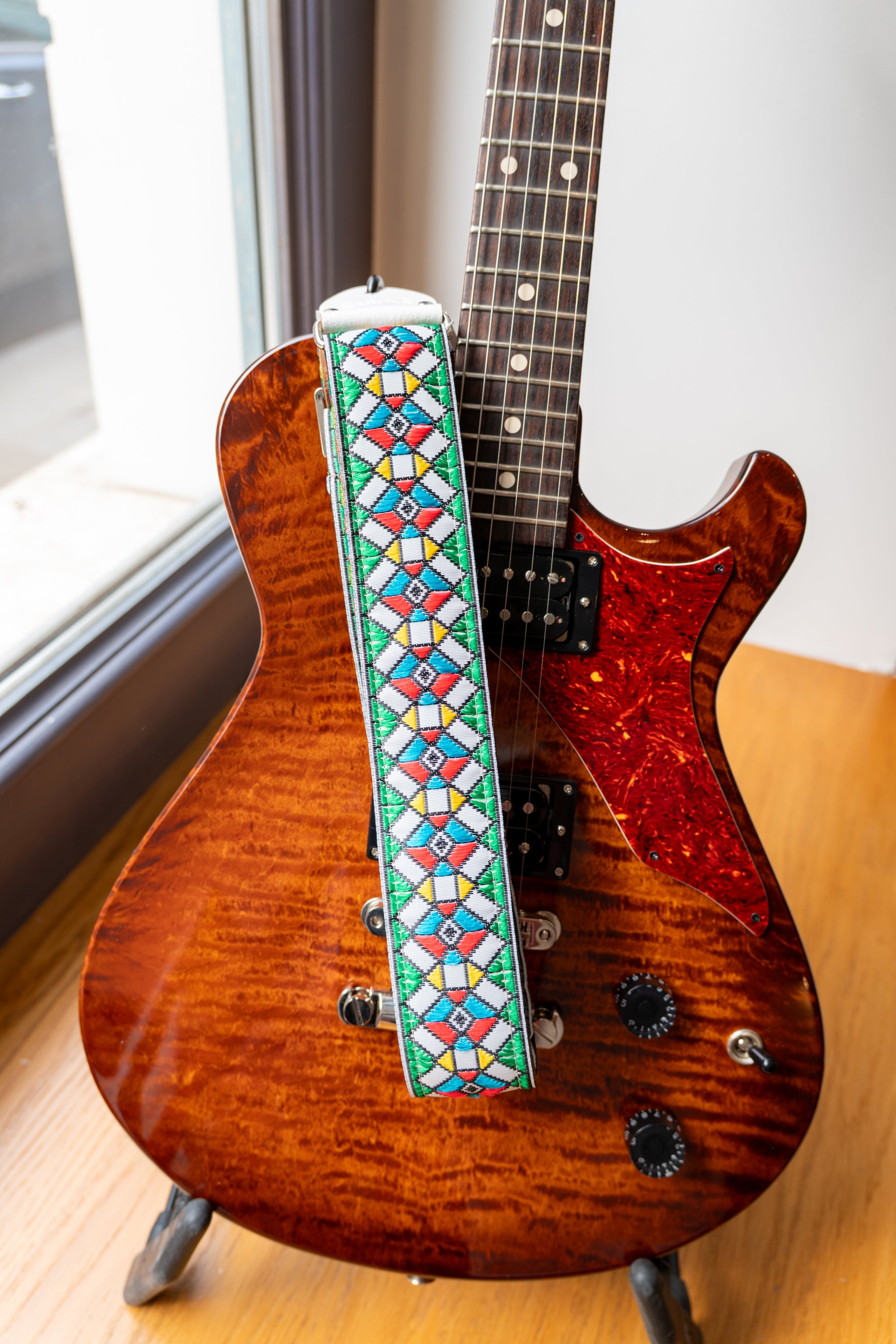 Tom's Vintage Straps – Roter „Stained Glass“ Gitarren-/Bass-Hippie-Gurt