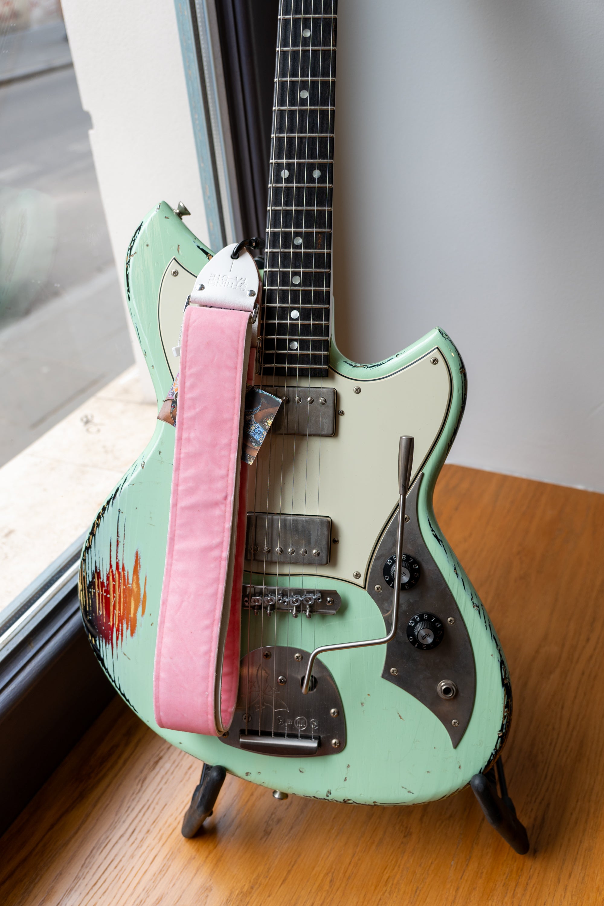 Tom's Vintage Straps - 'Pink Velvet' Gitarren-/Bass-Hippie-Gurt