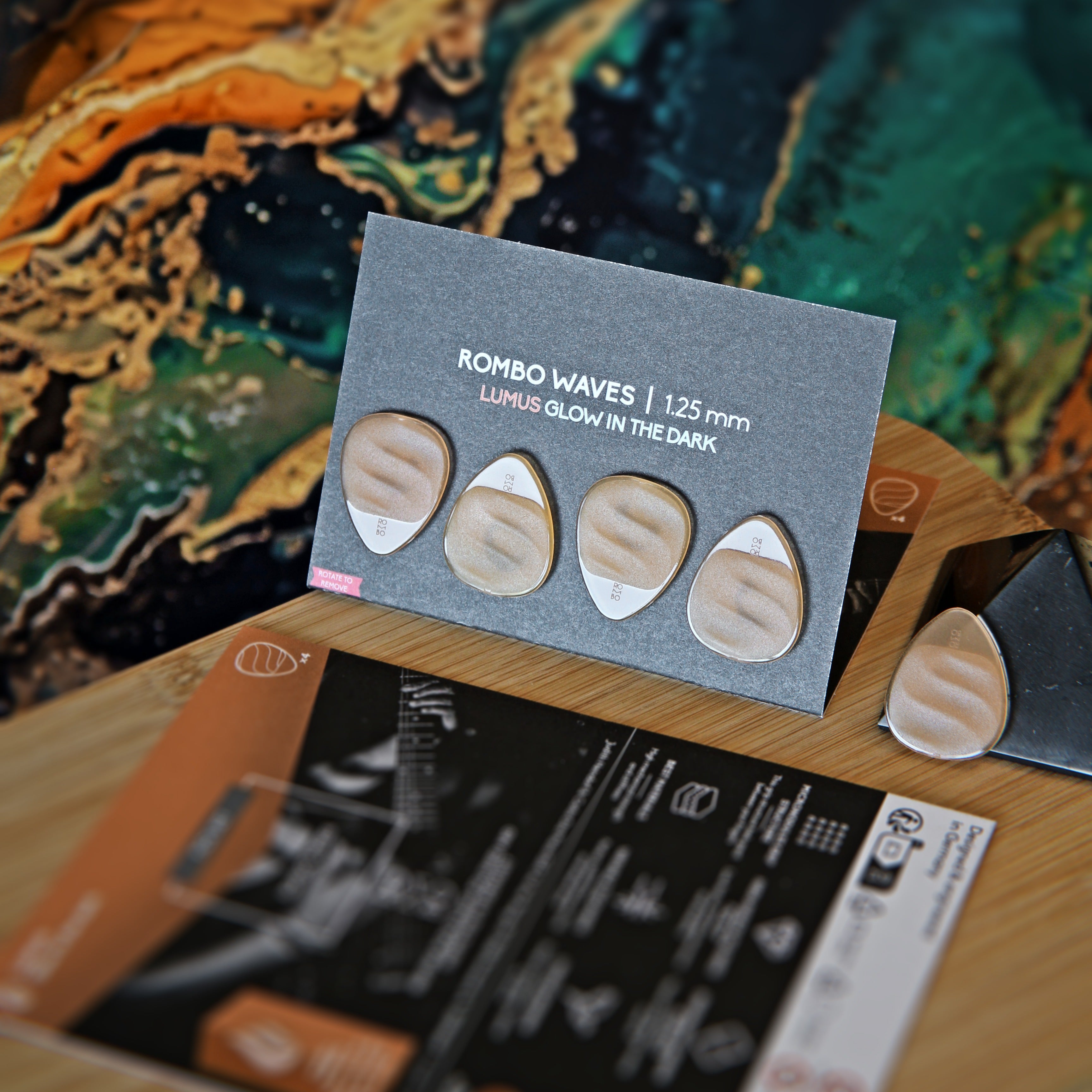 Rombo Waves Guitar Pick Set – Velvet Touch LUMUS