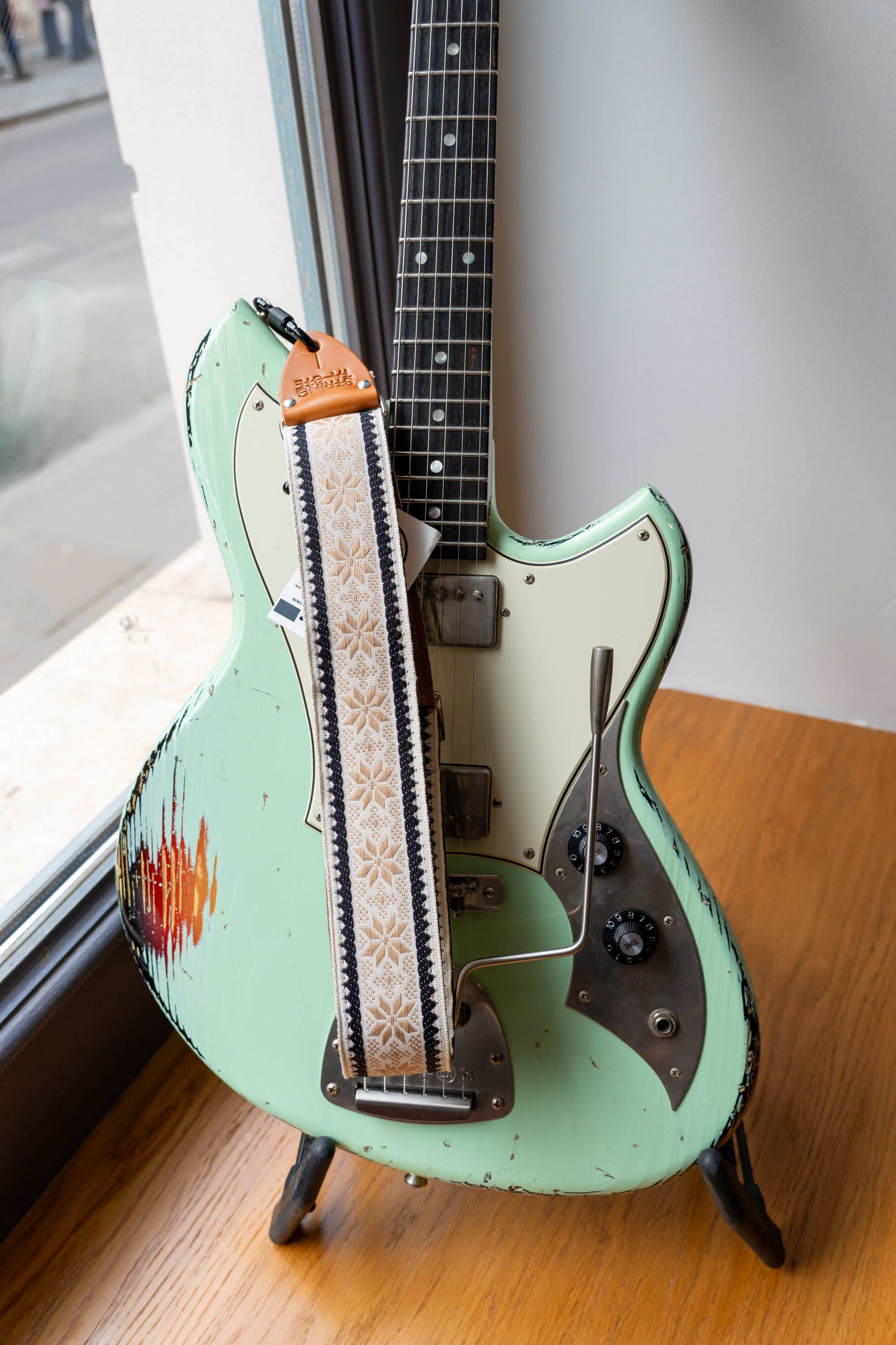 Tom's Vintage Straps - Beige 'Poinsettia' Gitarren-/Bass-Hippie-Gurt