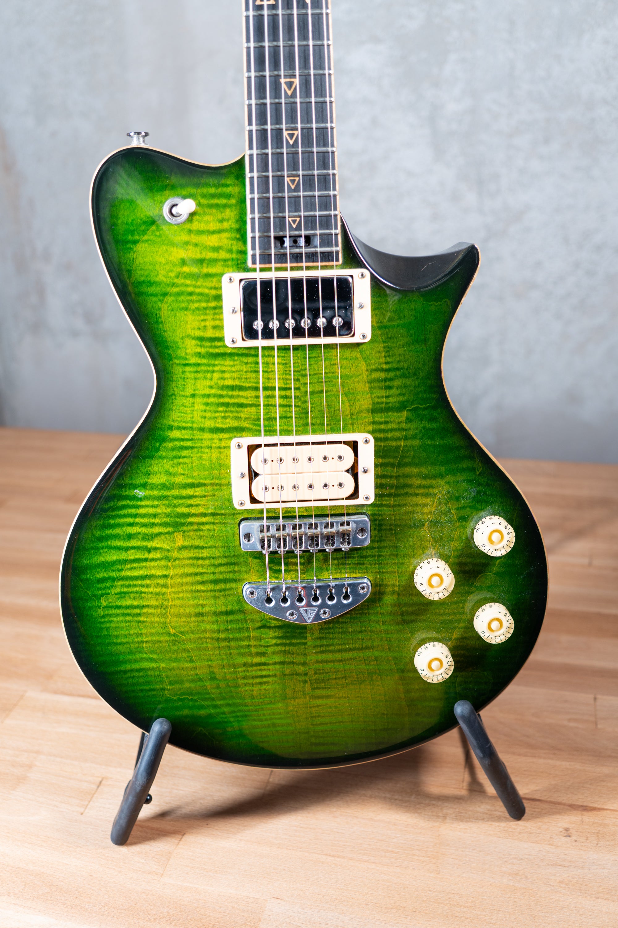 Valiant Smith Flamed Green Burst - single-cut electric guitar