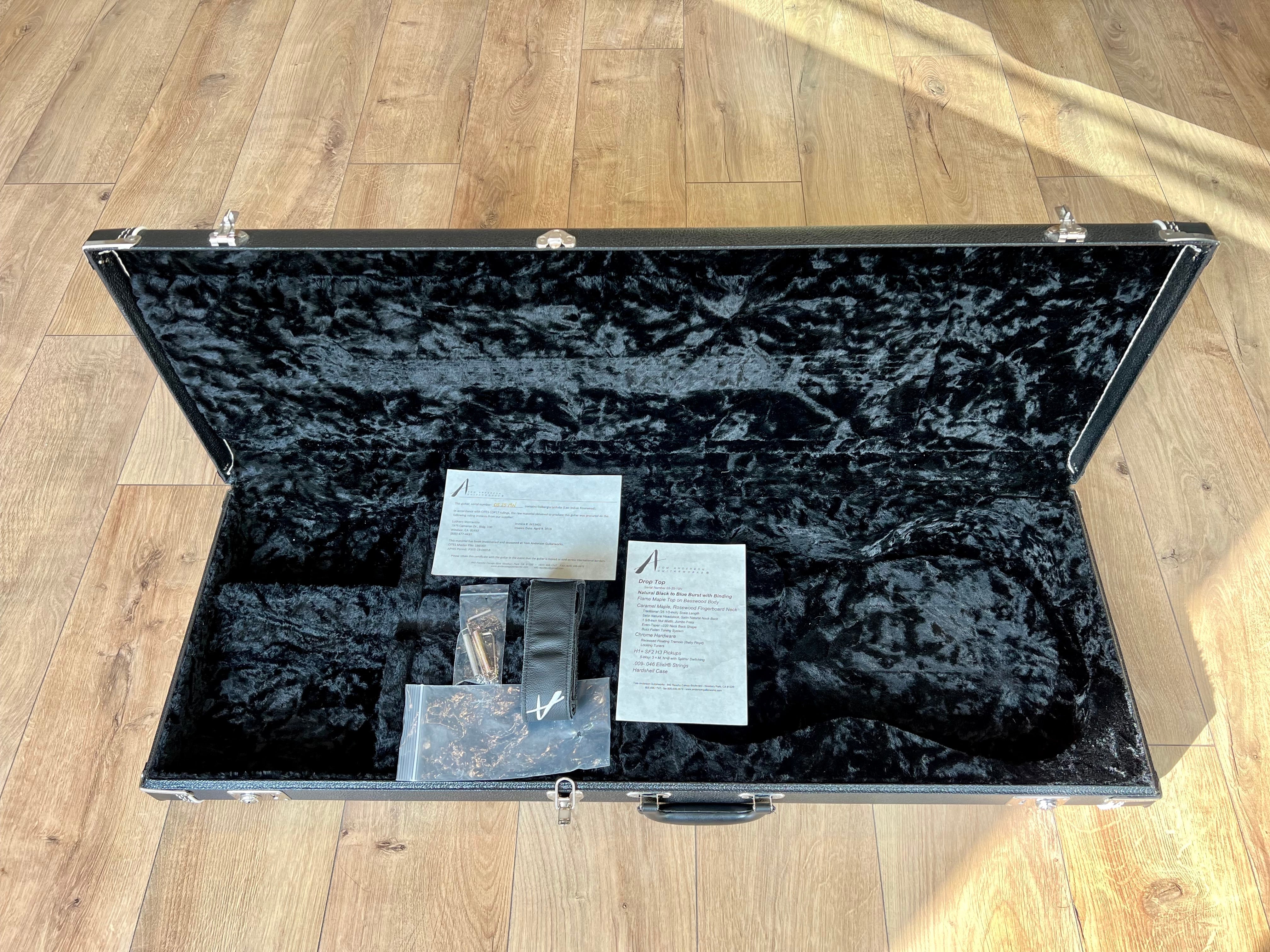 Tom Anderson Drop Top 2019 hard-case inside with accessories